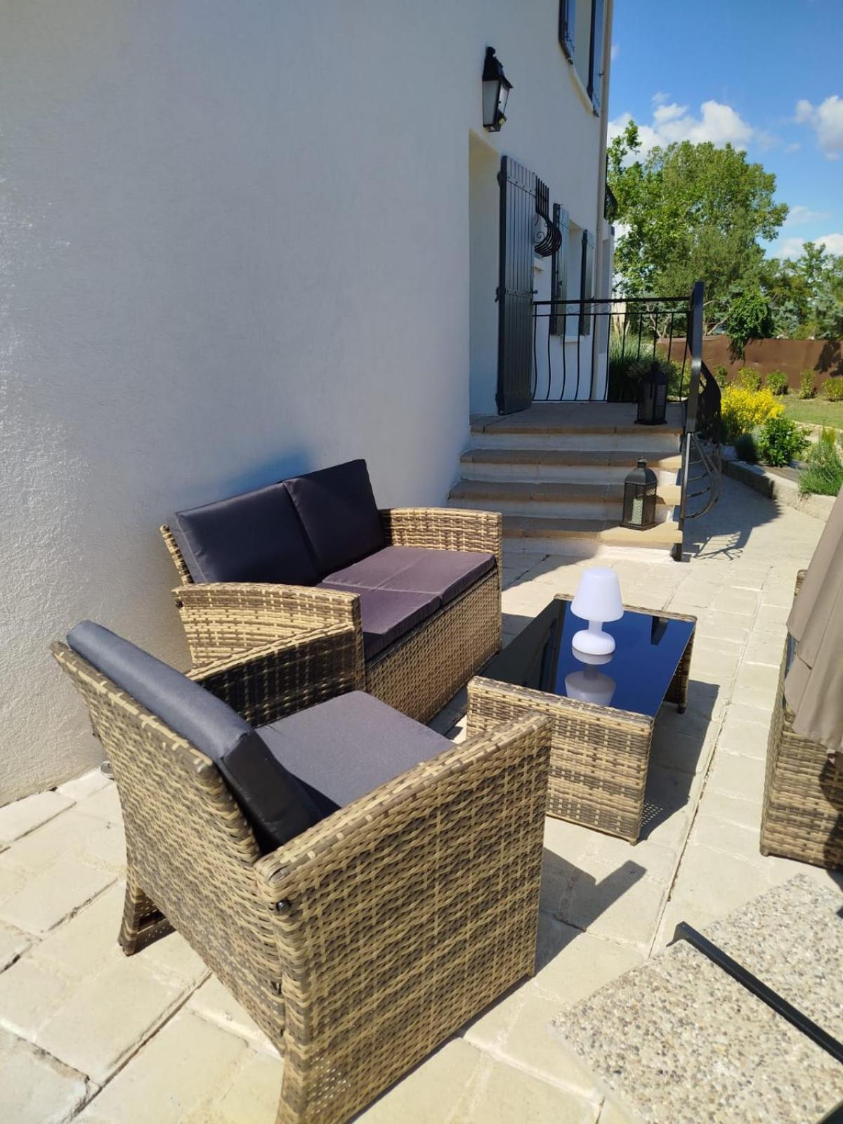 La Tourelle Suite Cosy Entre Vignoble Aixois Et Luberon Le Puy-Sainte-Reparade Exterior photo